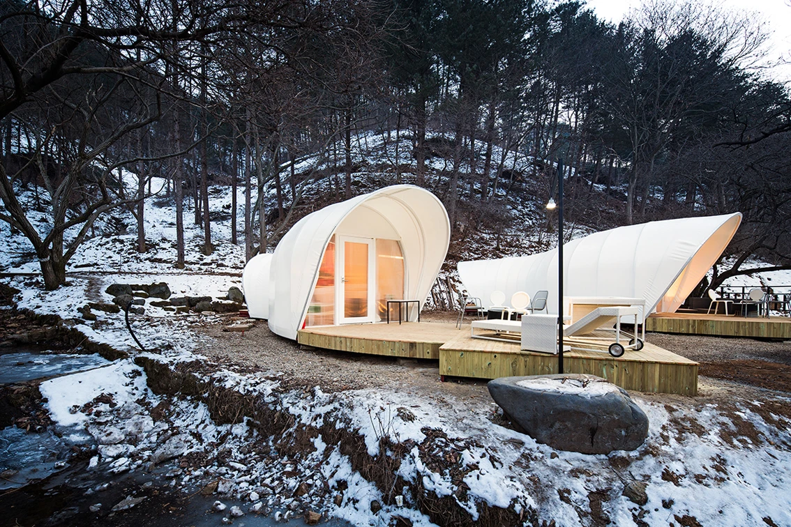 The Modular Flow unit stretches out onto a large outdoor deck via its long interior living space (Photo: June Young Lim)