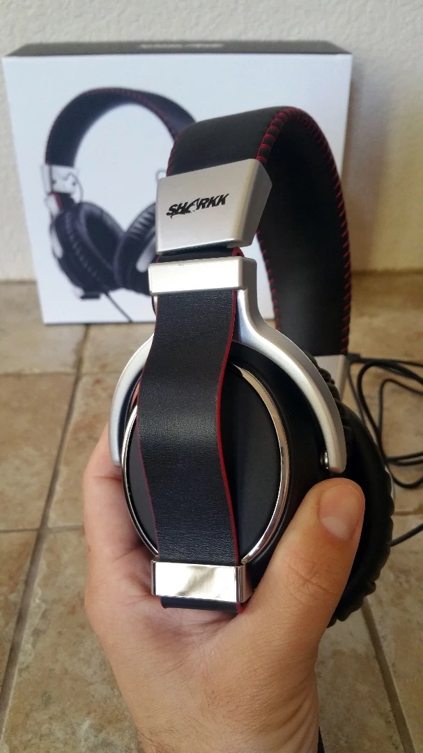 This design choice could be chalked up to giving the Bravo headphones more of a unique, albeit tacky, look