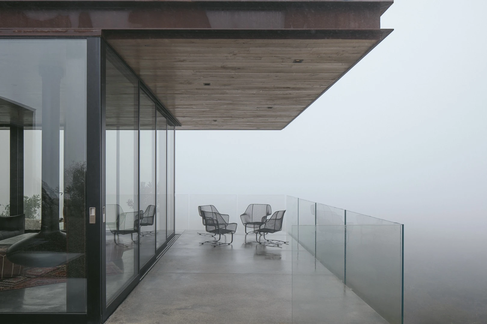 The Off-Grid Guest House is located in a rural area on the Californian coastline