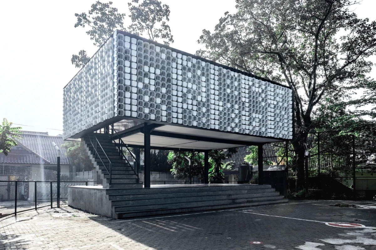 A total of 2,000 used ice cream tubs were cut and mounted to the facade