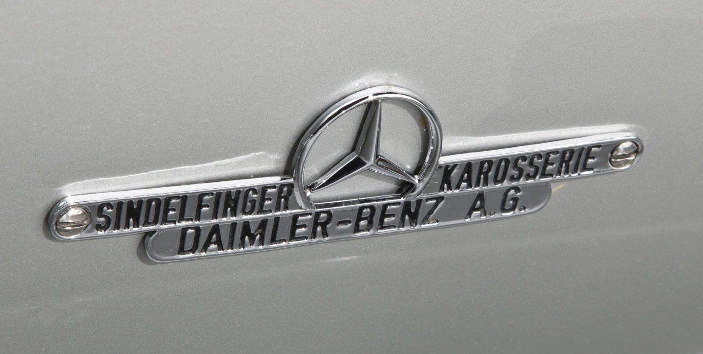 The Singelfinden badge is worn by many of the top 1000 most expensive cars ever sold
