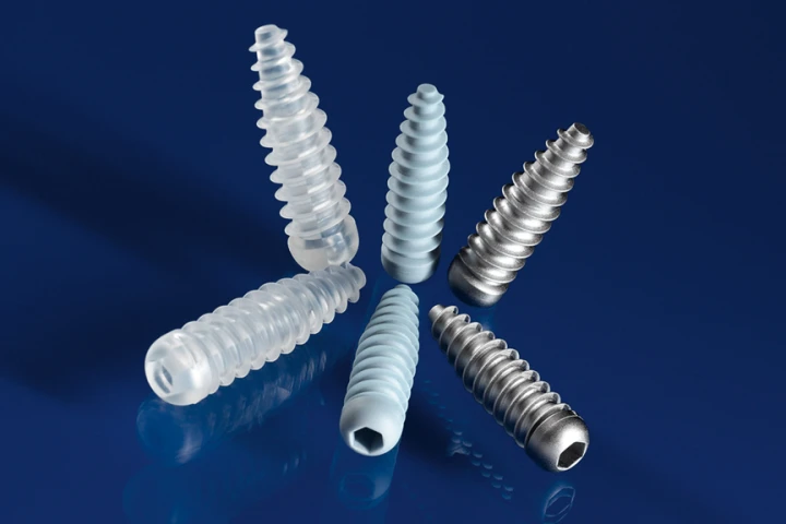 From the left: interferential screws made of polylactic acid, hydroxylapatite and medical stainless steel (Image: Fraunhofer IFAM)