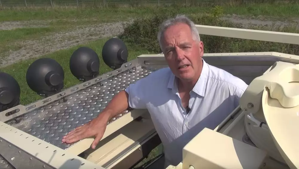 A highlight of the Unicat MD77h is the photographer's hatch in the driver's cab, creating quick exit for picture taking. The greater design includes a sliding satellite dish to open up the space