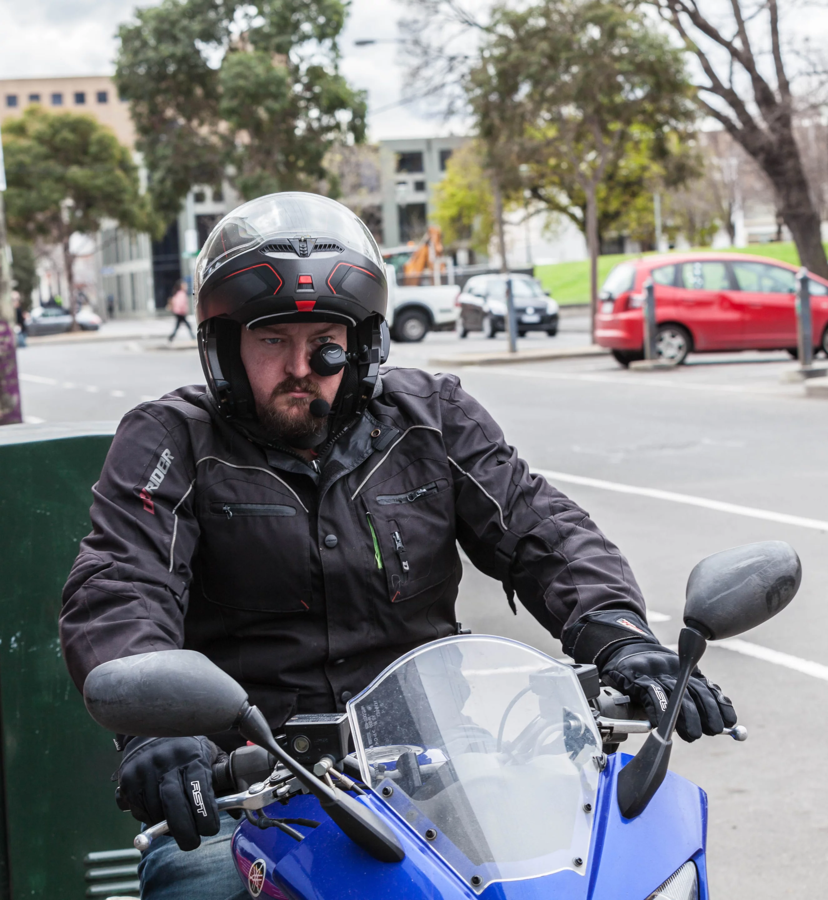 Gizmag's resident supersize model Loz Blain rides with BikeHUD (Photo: Noel McKeegan)