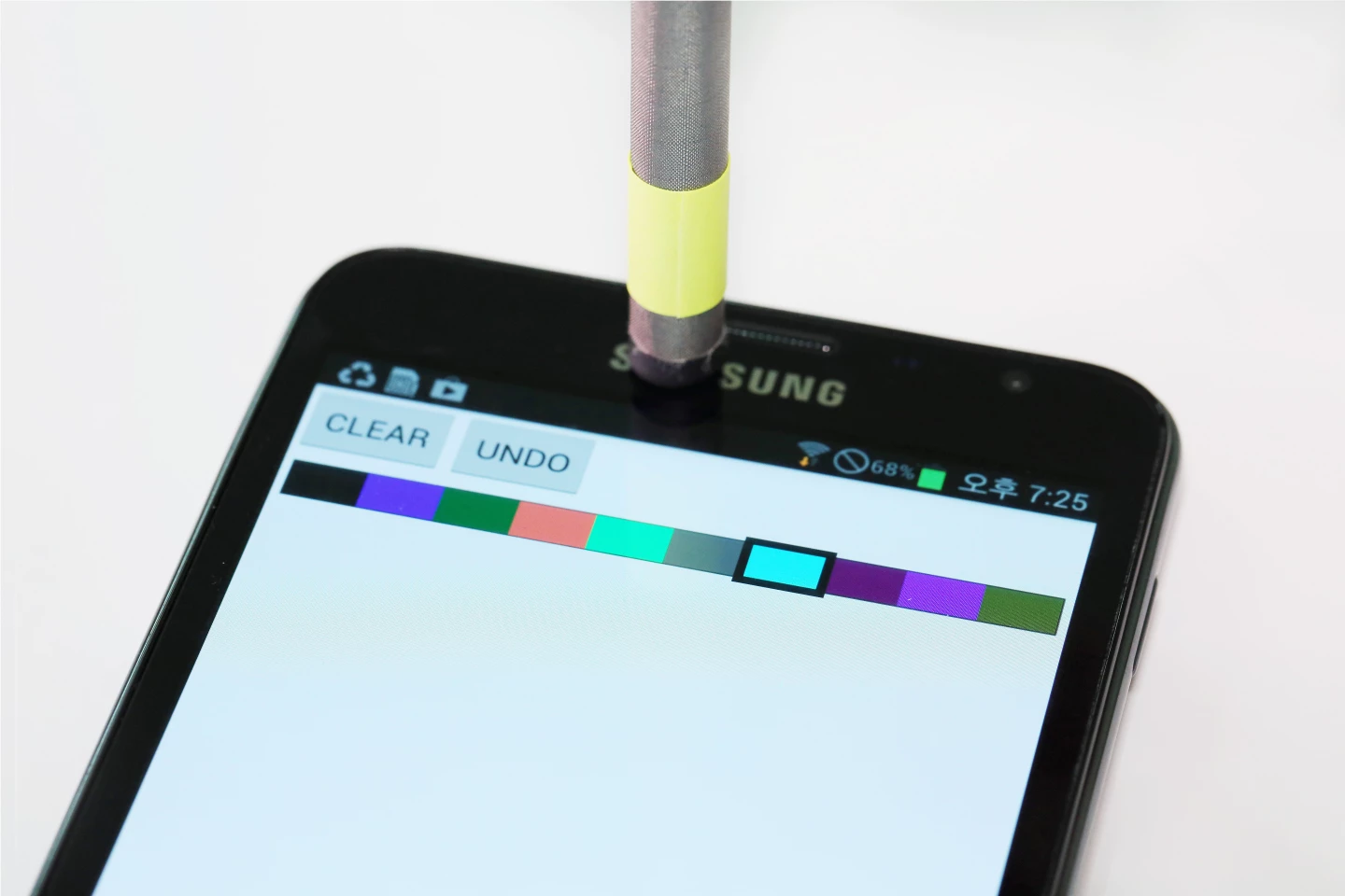 Different “ink” colors can be chosen by going off the screen, and dragging the pen’s tip across the phone’s frame