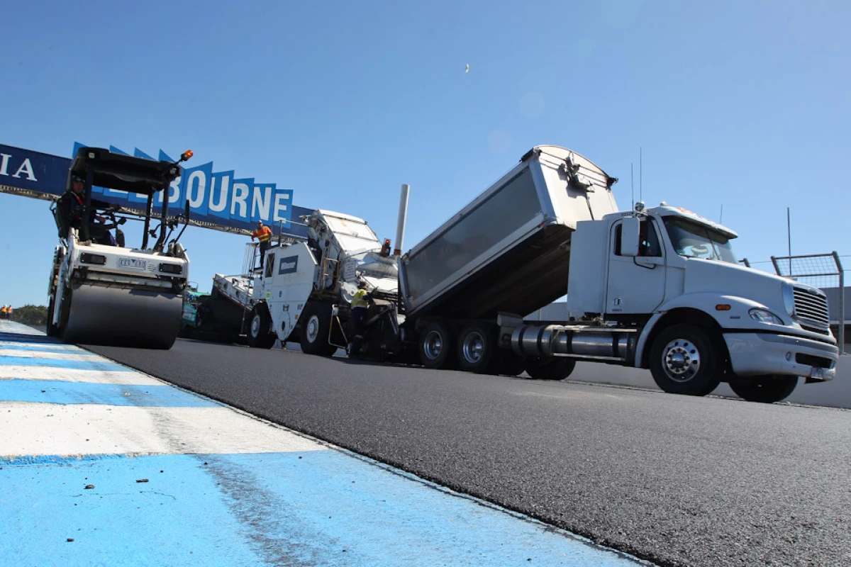 Over 35 heavy machines and 70 contractors were involved in a massive logistical operation