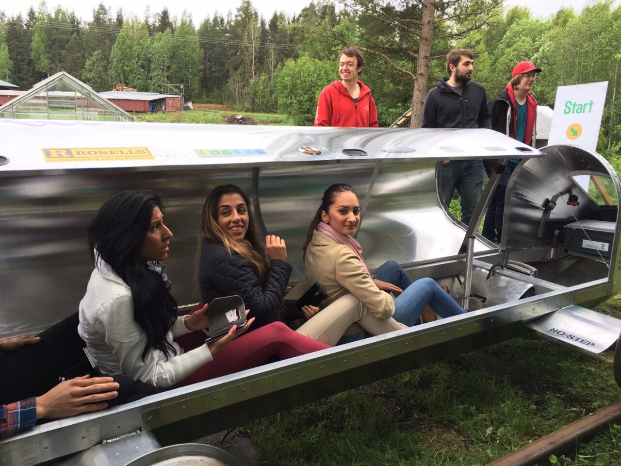 Eximus 1 is powered by four 12 V, 45 W batteries linked together in parallel and a 500 W motor