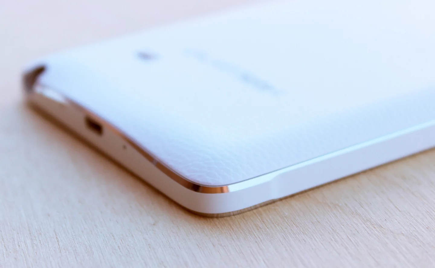 The Note 4 has metallic edges that (even with a pleather back) give it an overall premium feel (Photo: Will Shanklin/Gizmag.com)