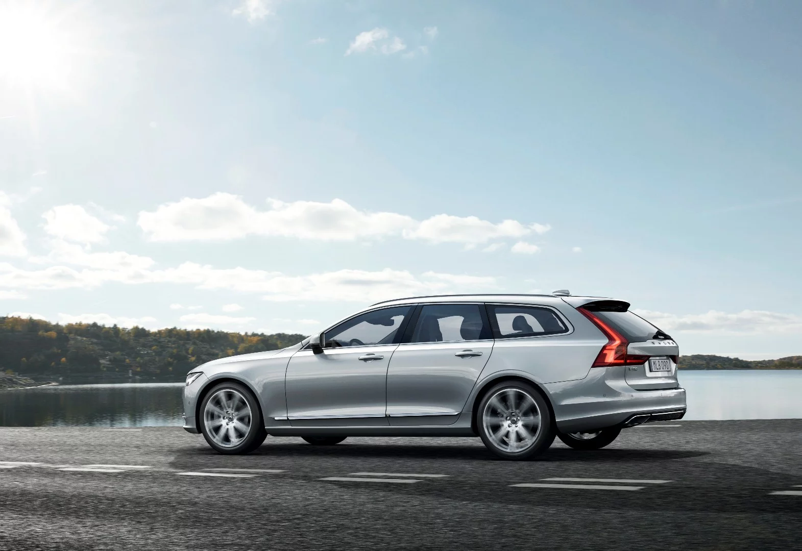 With an estimated range of 50 km, the V90 T8 should be able to tackle the school run on electric power alone