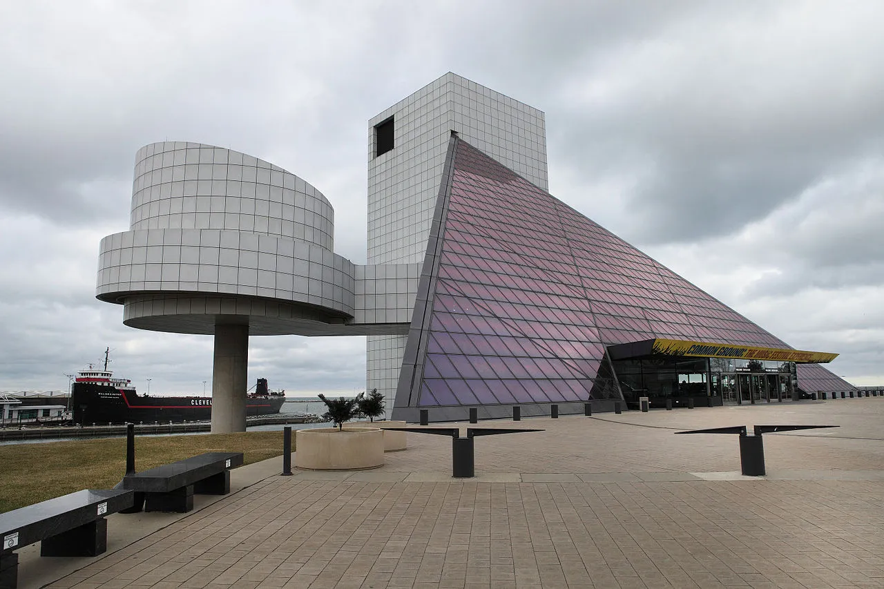 Opened in 1995, the Rock and Roll Hall of Fame sits on the shore of Cleveland’s Lake Erie. Pei stated his intention with the design was to echo the energy of rock and roll (Credit: Sam Howzit (CC BY 2.0))