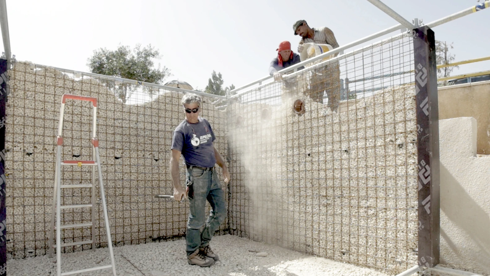 According to the Re:Build team, a group of ten workers lacking any prior construction experience should be perfectly capable of assembling a 16 x 16 m (52 x 52 ft) structure in just a fortnight
