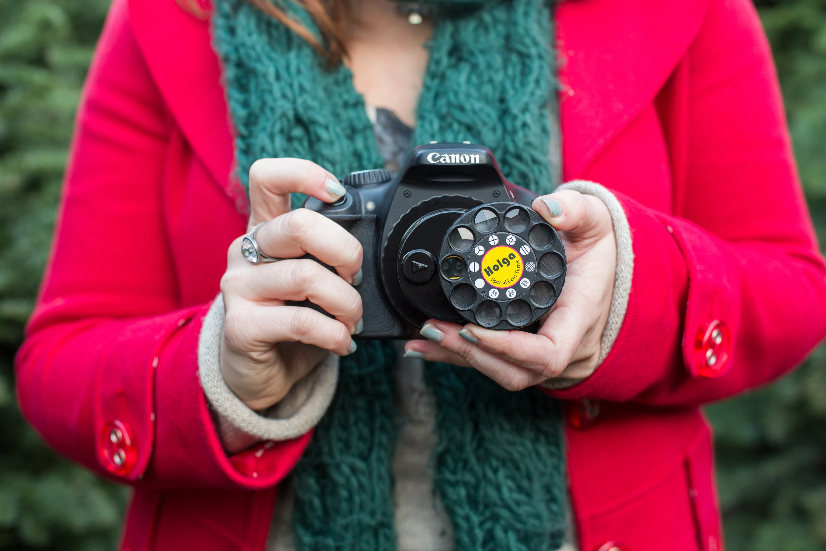 The DSLR Wheel of Filters is a plastic lens and wheel attachment which lets photographers use their DSLR to take lo-fi and filtered snaps