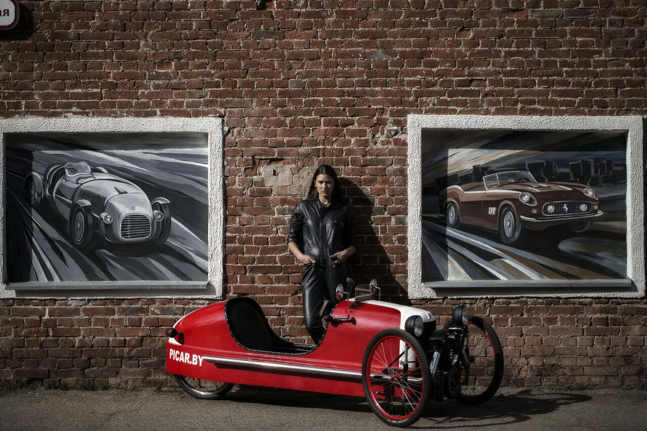 According to Ekomobil, the design of its vehicle is based on technical drawings of the original gas-powered Morgan Threewheeler