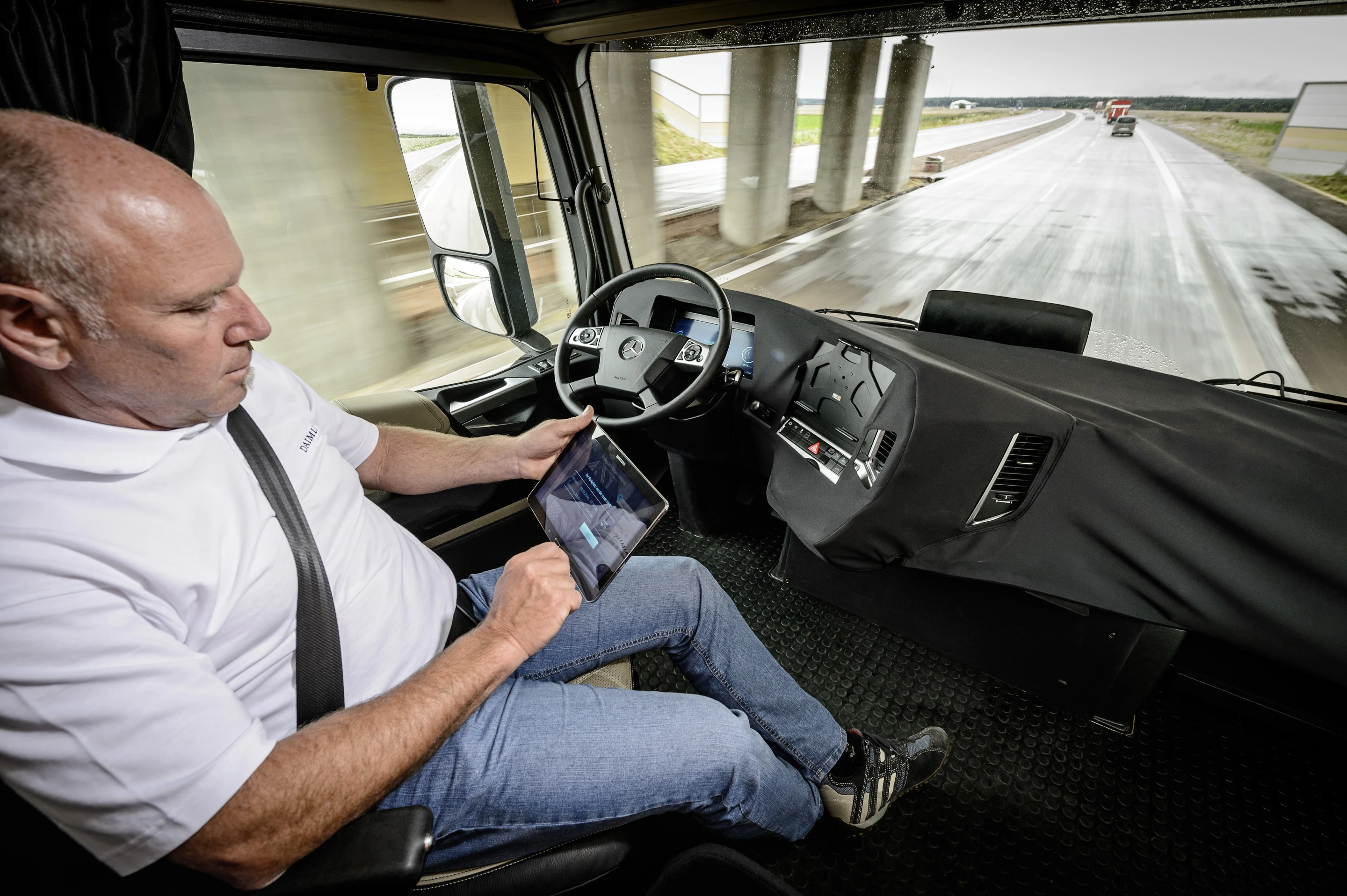 The Daimler autonomous truck allows the driver to relax or carry out other tasks