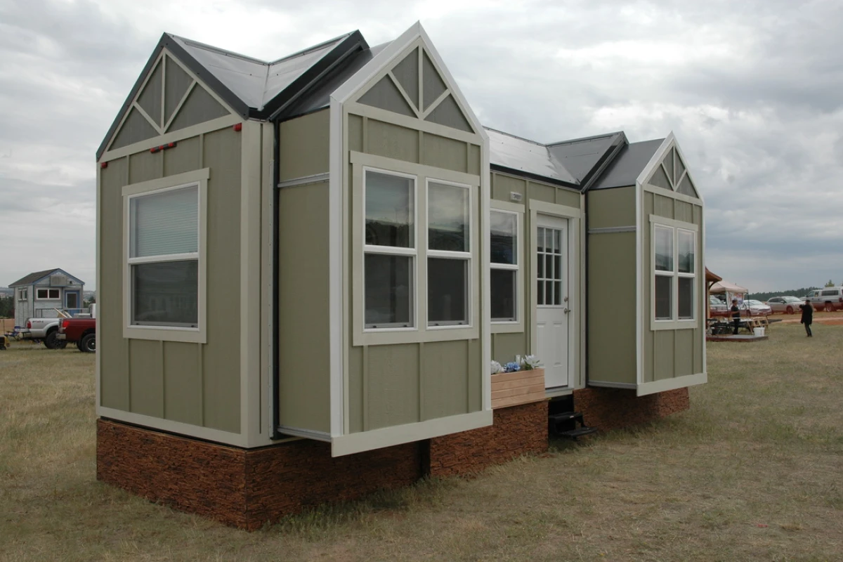 The unnamed towable tiny house measures 26 ft (7.9 m) long