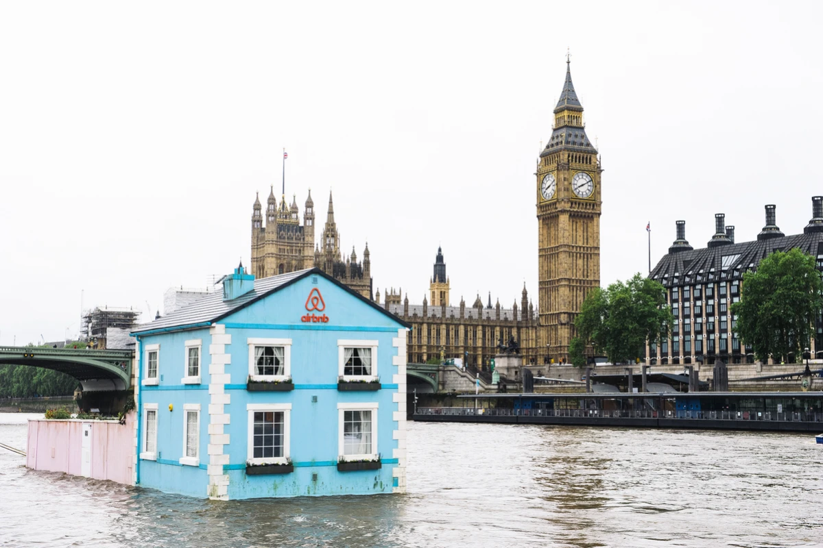 Floating House at Number 1, The Thames, offers bespoke living quarters including two bedrooms, a bathroom and a living room