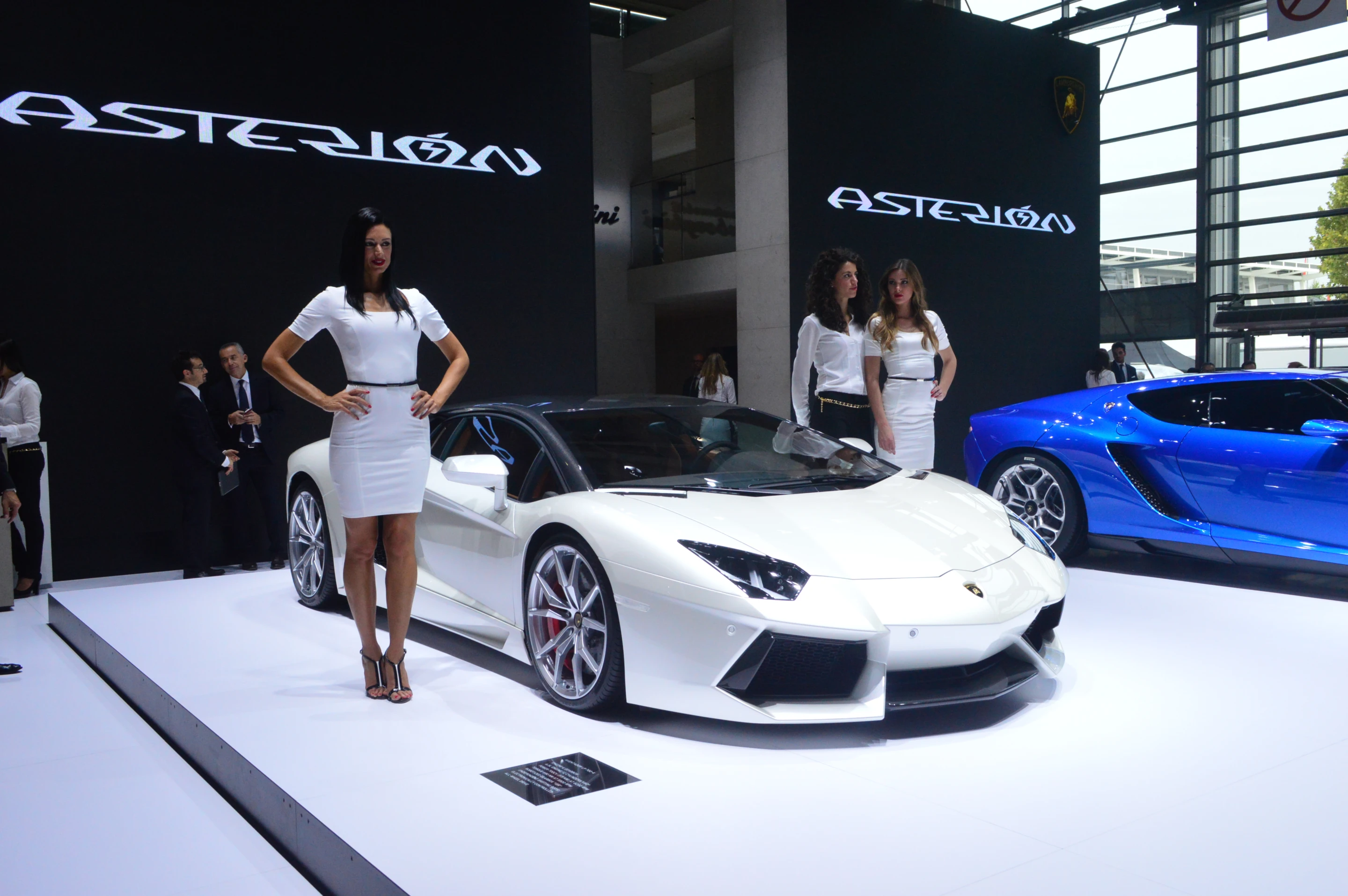 The Lamborghini Aventador isn't quite as eye-catching when painted in white and parked next to the new, bright-blue Asterion, but we'd still park it in our garage (Photo: C.C. Weiss/Gizmag)