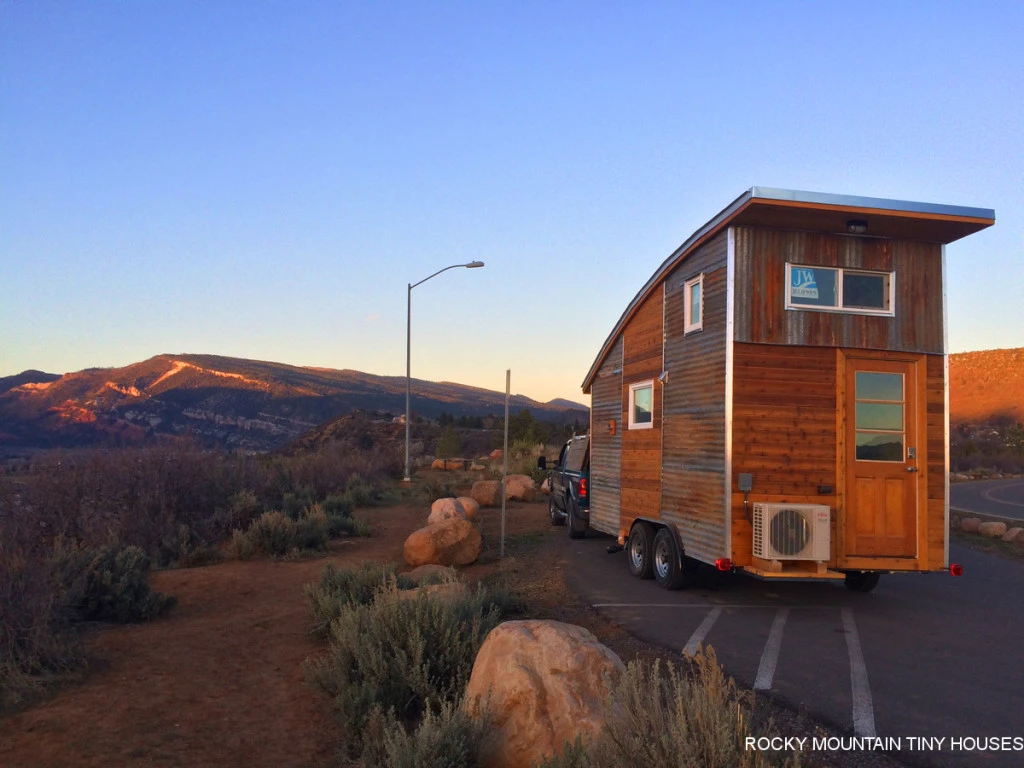 The tiny home features a roof-based 1,400 W solar array, which is plugged into a battery array