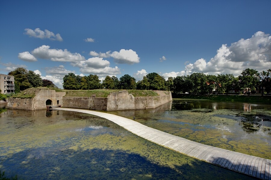 The Ravelijn floating bridge is 80 m (262 ft) in length