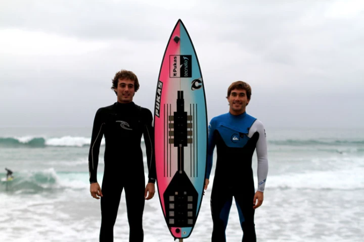 Mario Azurza and Aritz Aranburu with the high-tech surfboard