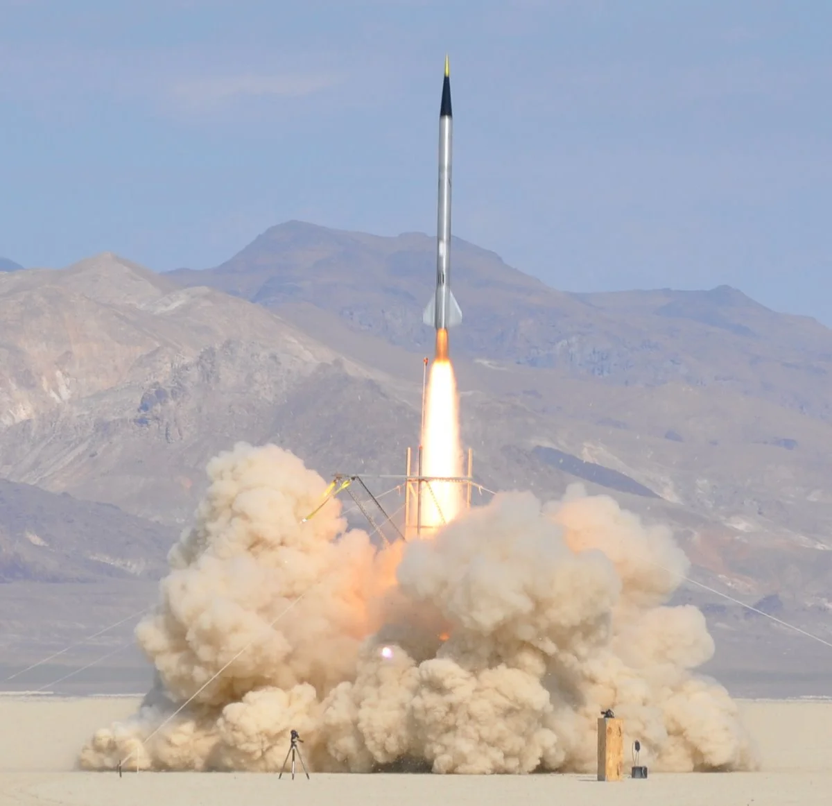 Derek Deville's Qu8k rocket climbed at altitude of 121,000 feet (36.8 km) after 92 seconds flight (Photo: Gregory L. Mayback/ddeville.com)