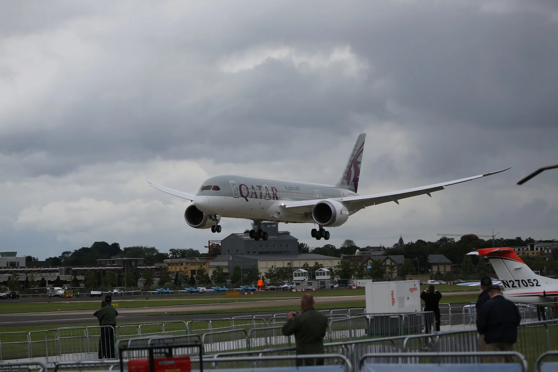 Boeing 787 Dreamliner in Qatar Airways colors makes it's approach after it's first ever public flying display (Photo: Gizmag)