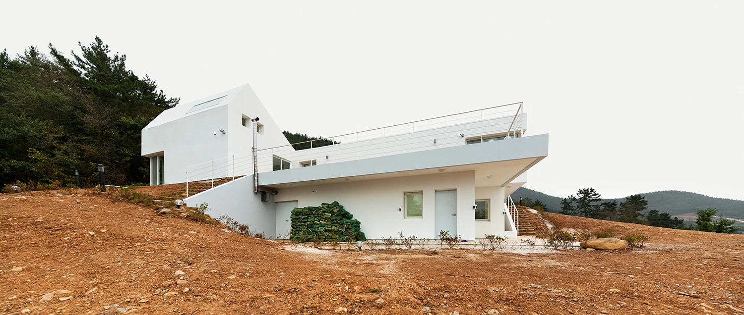 That insulation topped the hierarchy of properties precluded shingle or panel exterior surface finishing (Photo: Kyungsub Shin)
