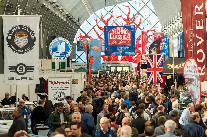 The throughfares between the halls were great fun. Beer stalls, good German nosh, good nature all round ... much merriment.