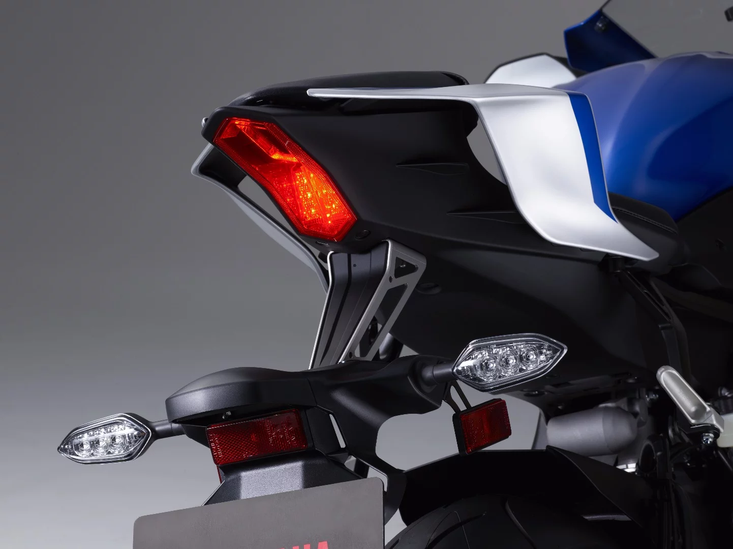 Very slim tail unit, with a license plate assembly that can be removed swiftly for race track use with the 2017 Yamaha YZF-R6