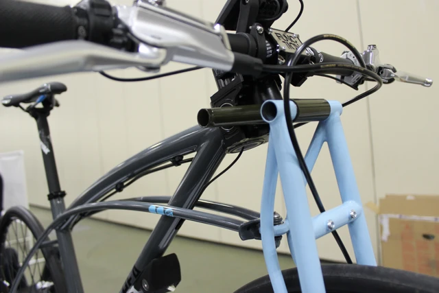 Green Pea Bicycles created this unique front suspension – it has an elastomer shock under the handlebar, and the two skinny grey tubes flex up and down (Photo: Ben Coxworth/Gizmag.com)