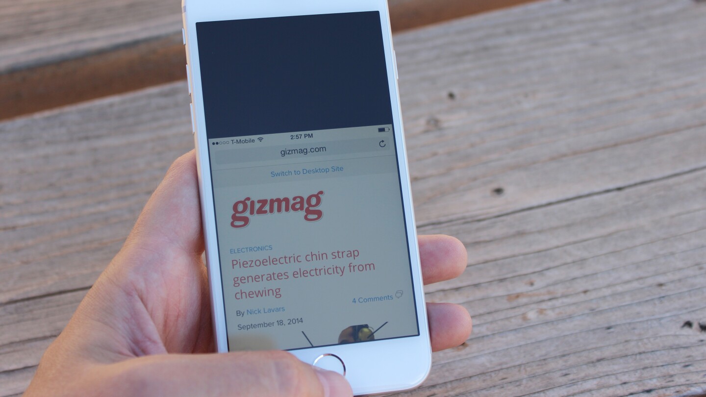"Reachability" lets you reach top-level targets by sliding the entire display down (Photo: Will Shanklin/Gizmag.com)