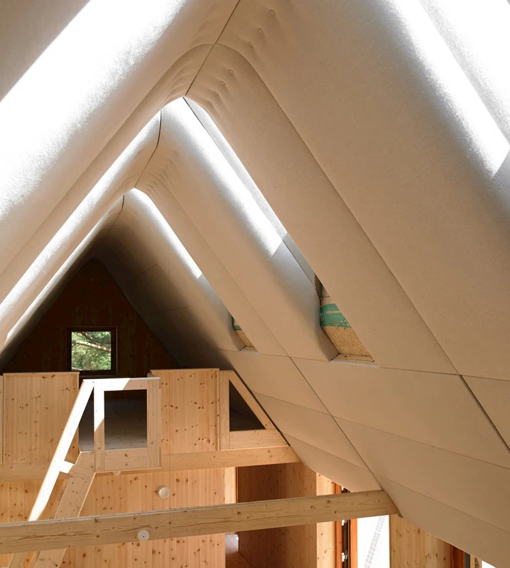 In addition to the structure’s tight and effective insulation, the home features an efficient ventilation system with heat recovery