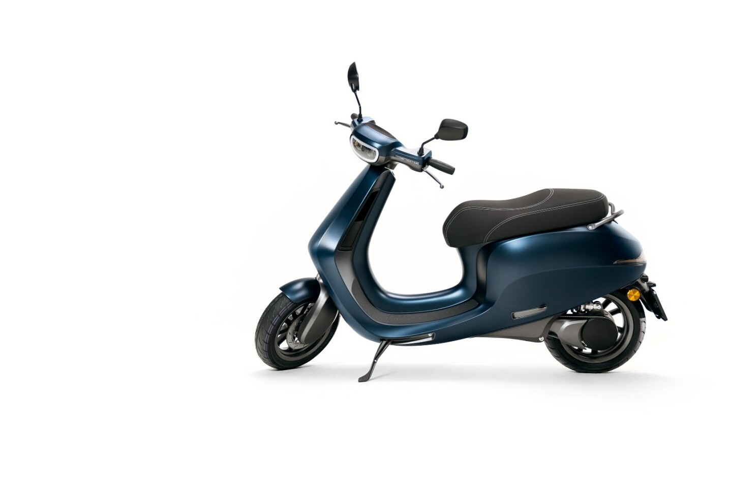 Dutch electric scooter tempts US riders with modular batteries, zippy