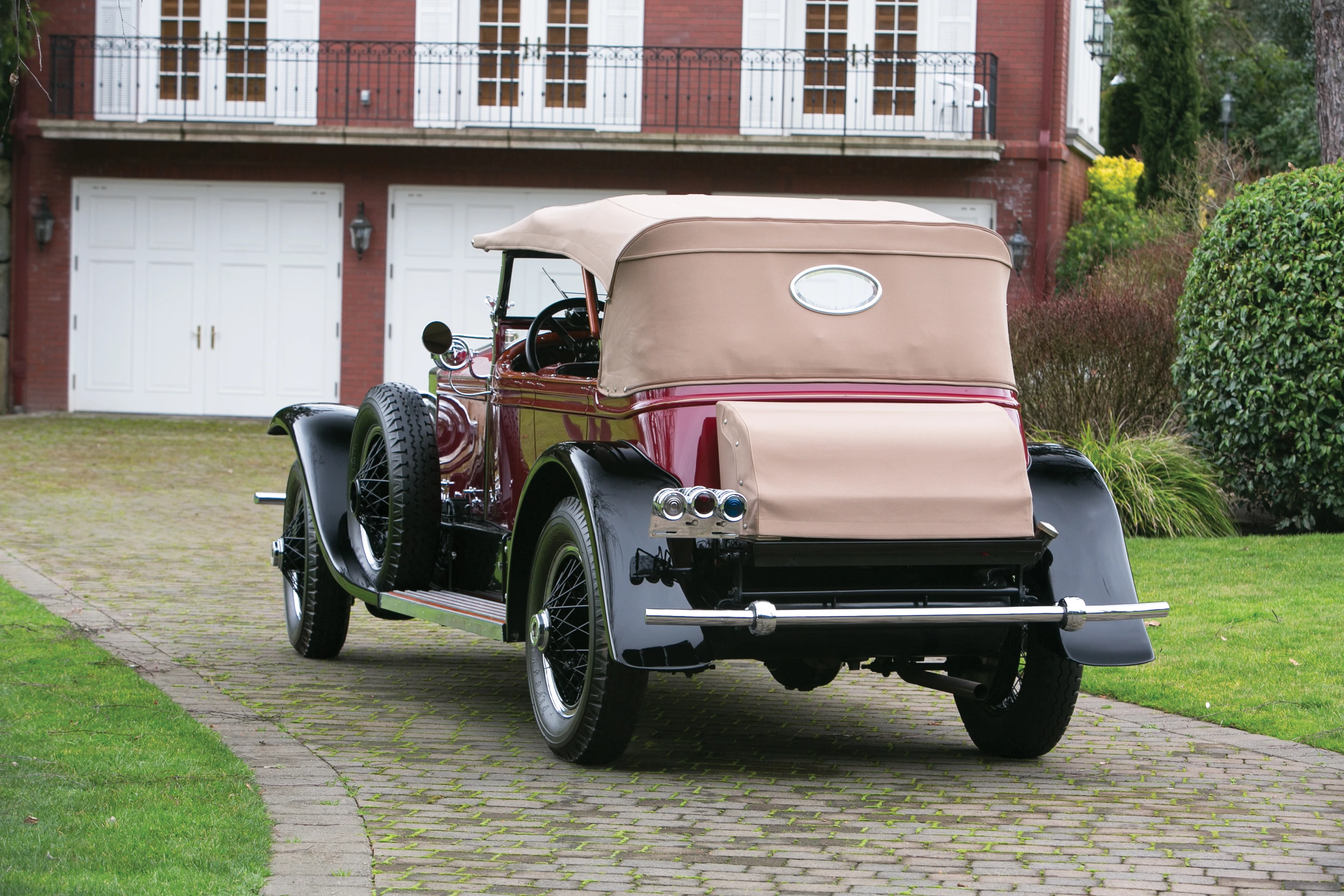 The Phantom I has a wheelbase of 143.5 in (365 cm)