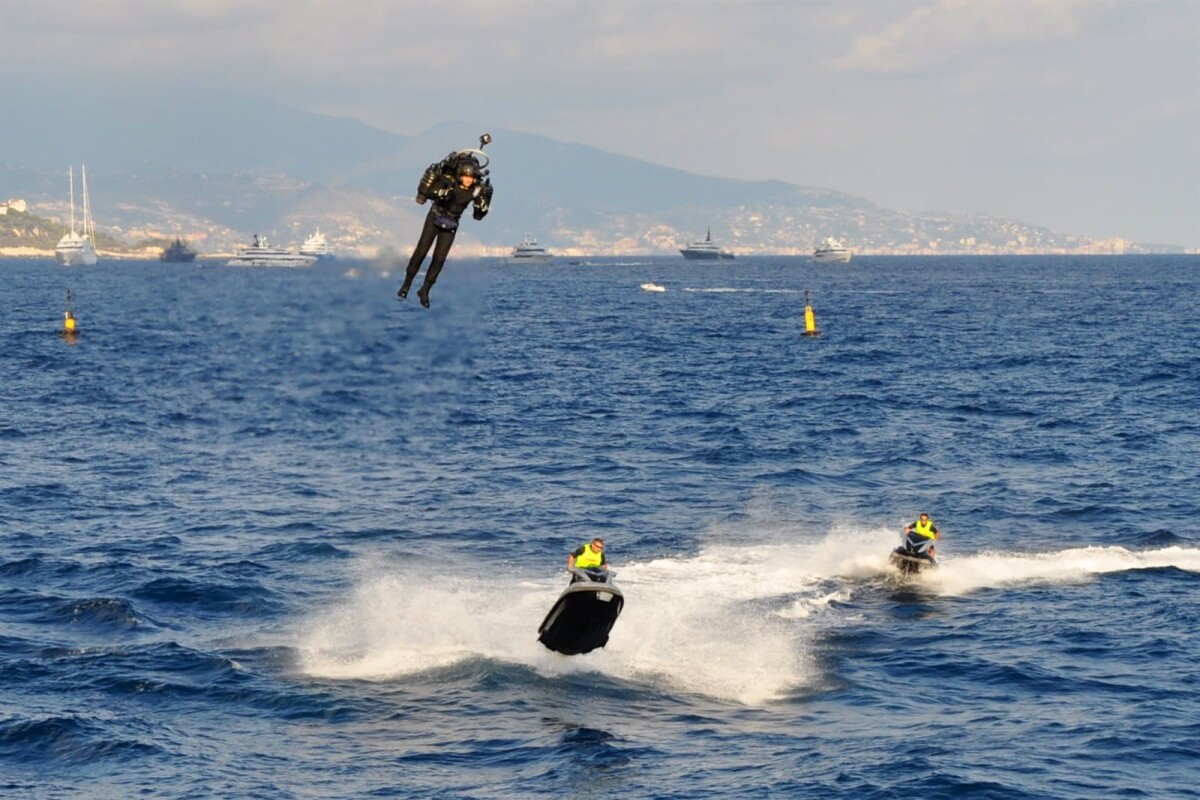 David Mayman flies the JB-10 jetpack