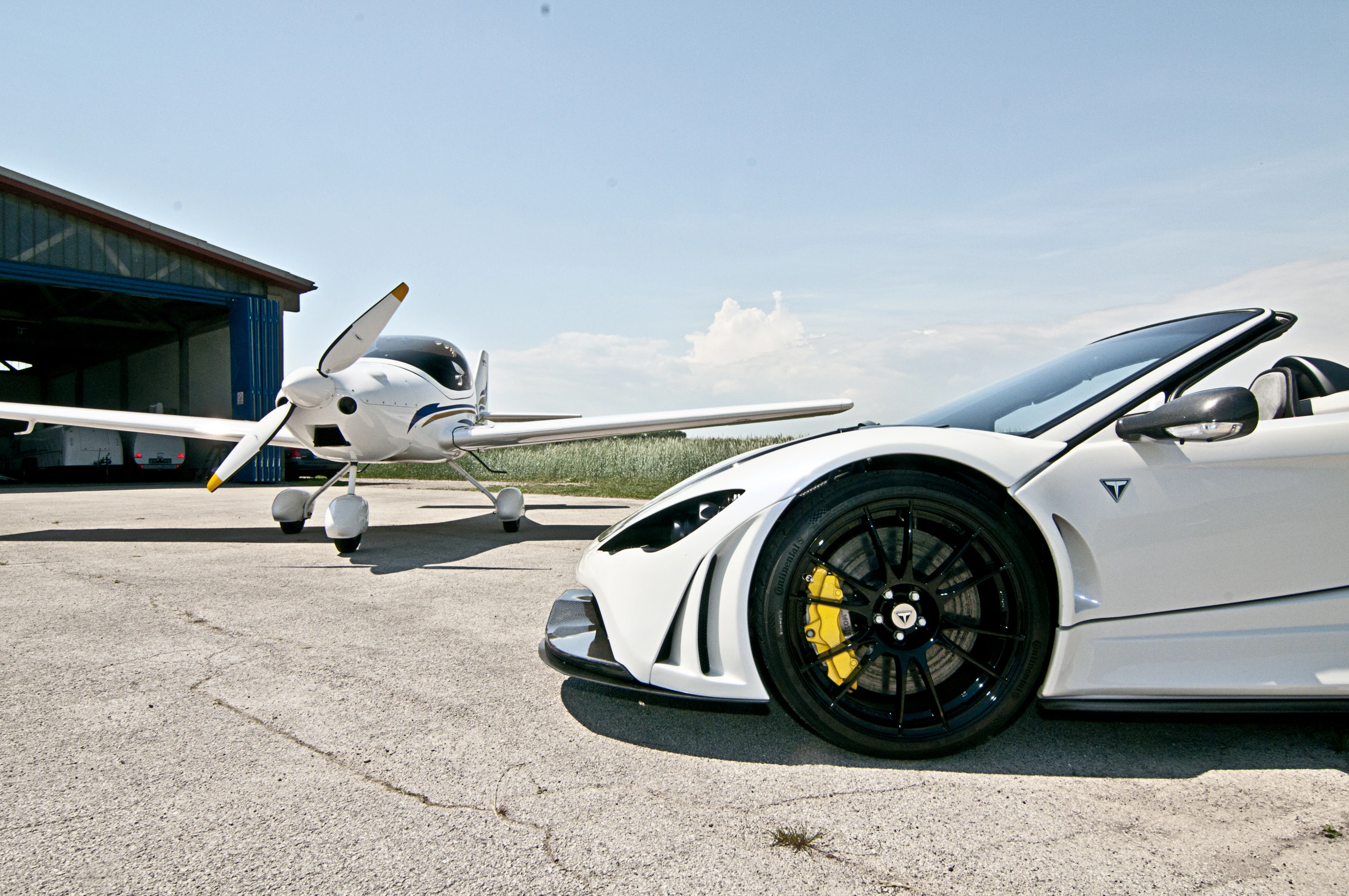 The T500 uses ventilated carbon-ceramic disc brakes