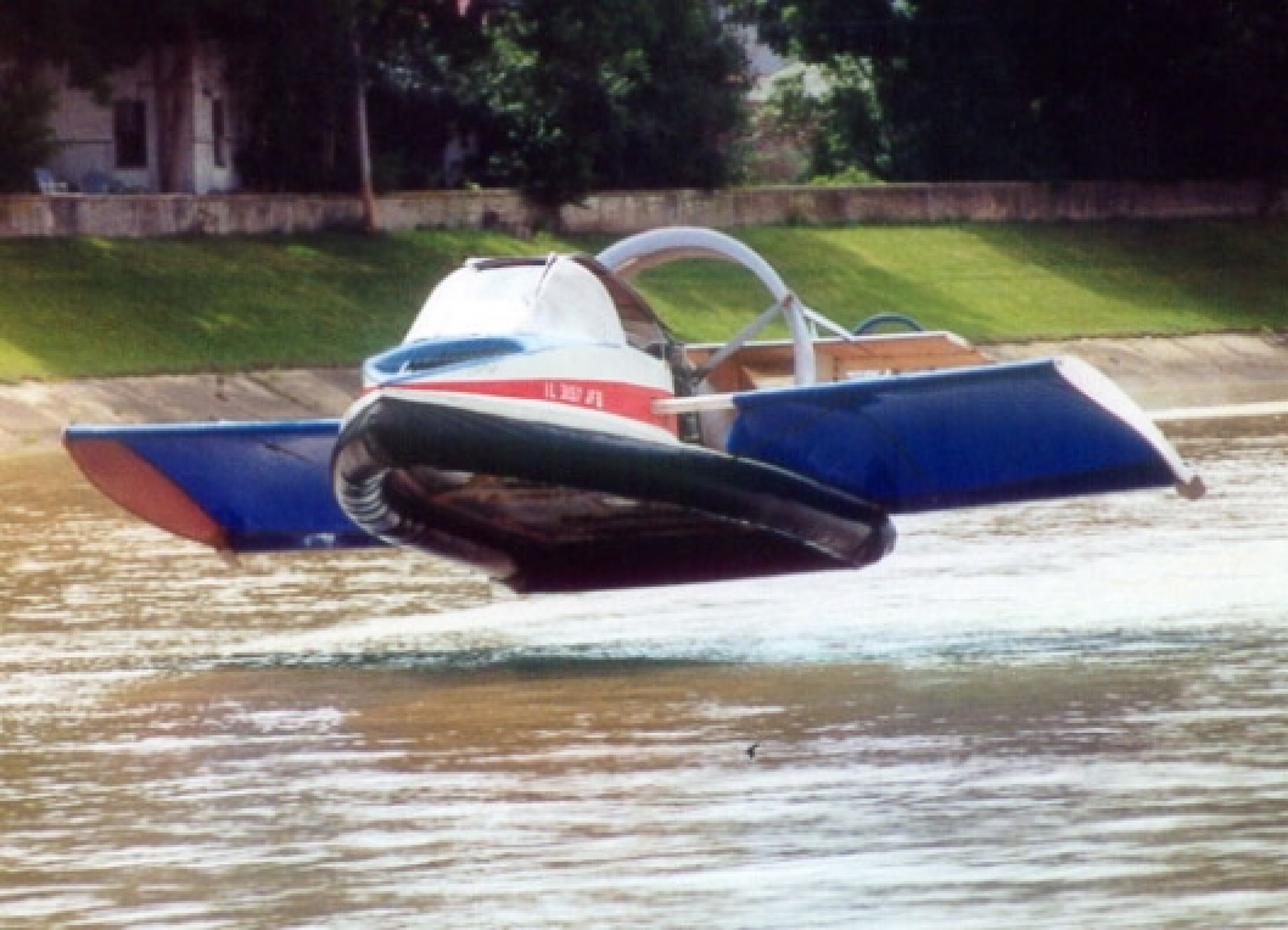 Universal Hovercrafts Go Anywhere In Style universal-hovercrafts-go-anywhere-in-style