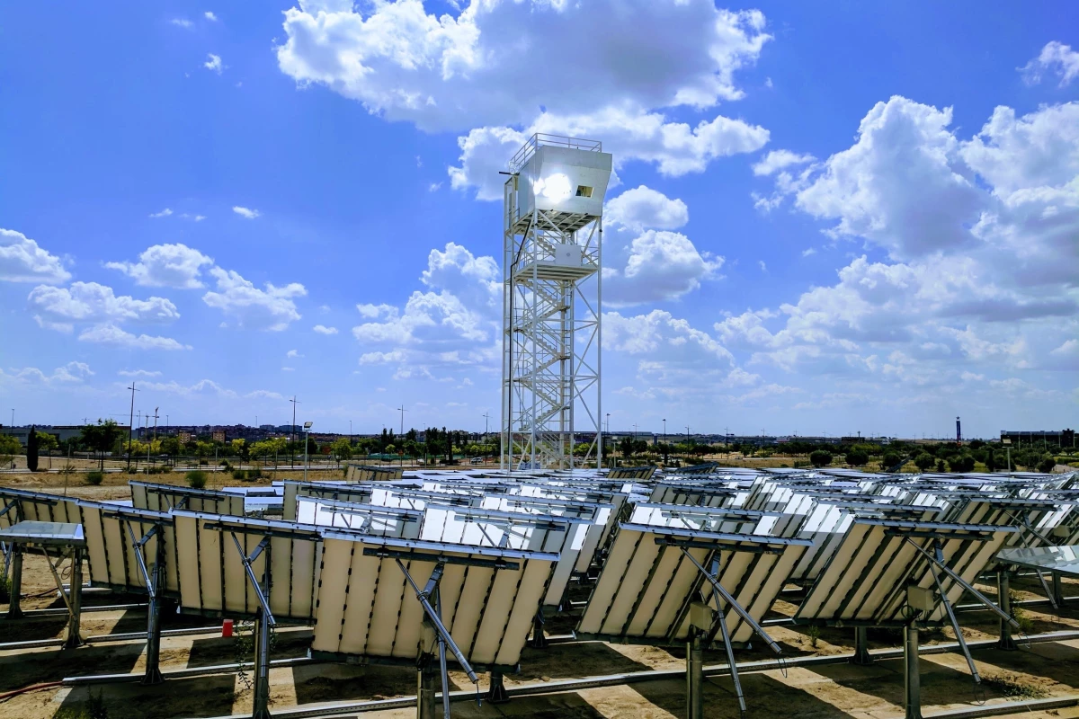 ?url=http%3A%2F%2Fnewatlas-brightspot.s3.amazonaws.com%2F29%2F6f%2Fcfbe0a5a40e9a97daddd97c4b472%2Fsolar-tower-fuel-plant-during-operation-credit-imdea-energy.jpg