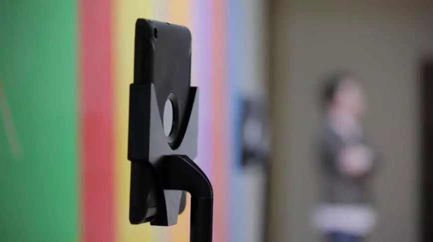 The Double docks an iPad and moves it up and down