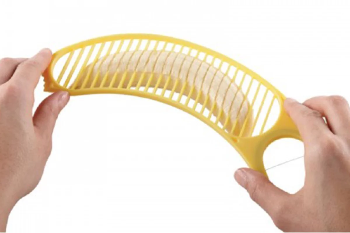 The 3-in-1 Banana Split Tool has a series of plastic edges allow you to slice the banana neatly into up to 20 pieces