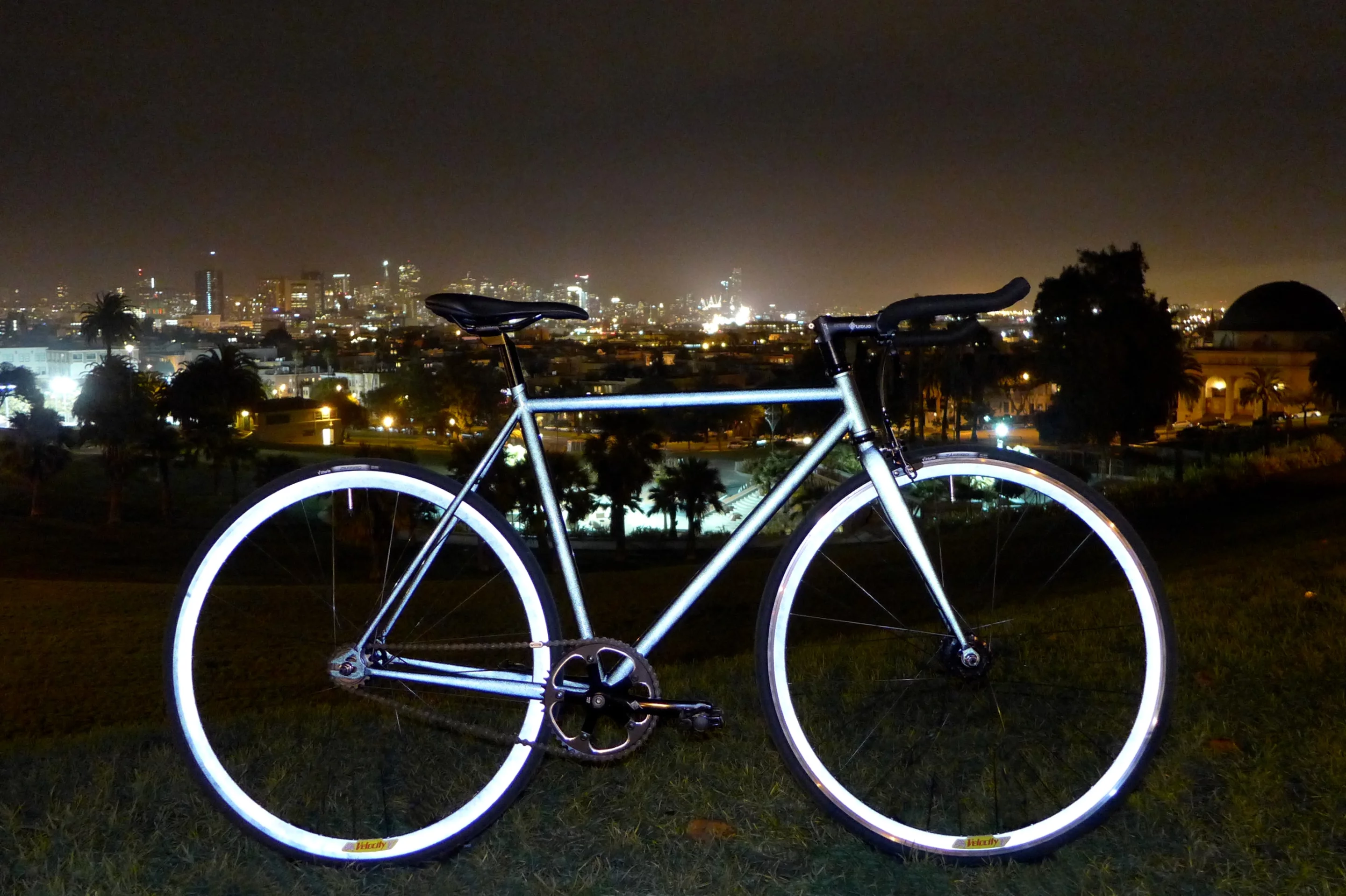 The single-speed Lumen 1 by night