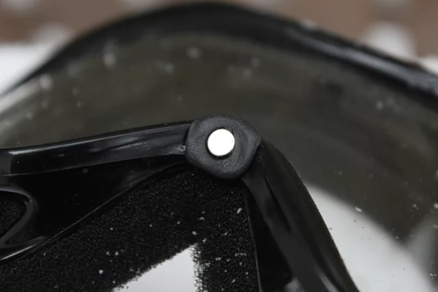 The Sugru-attached goggle magnet (Photo: Ben Coxworth/Gizmag)