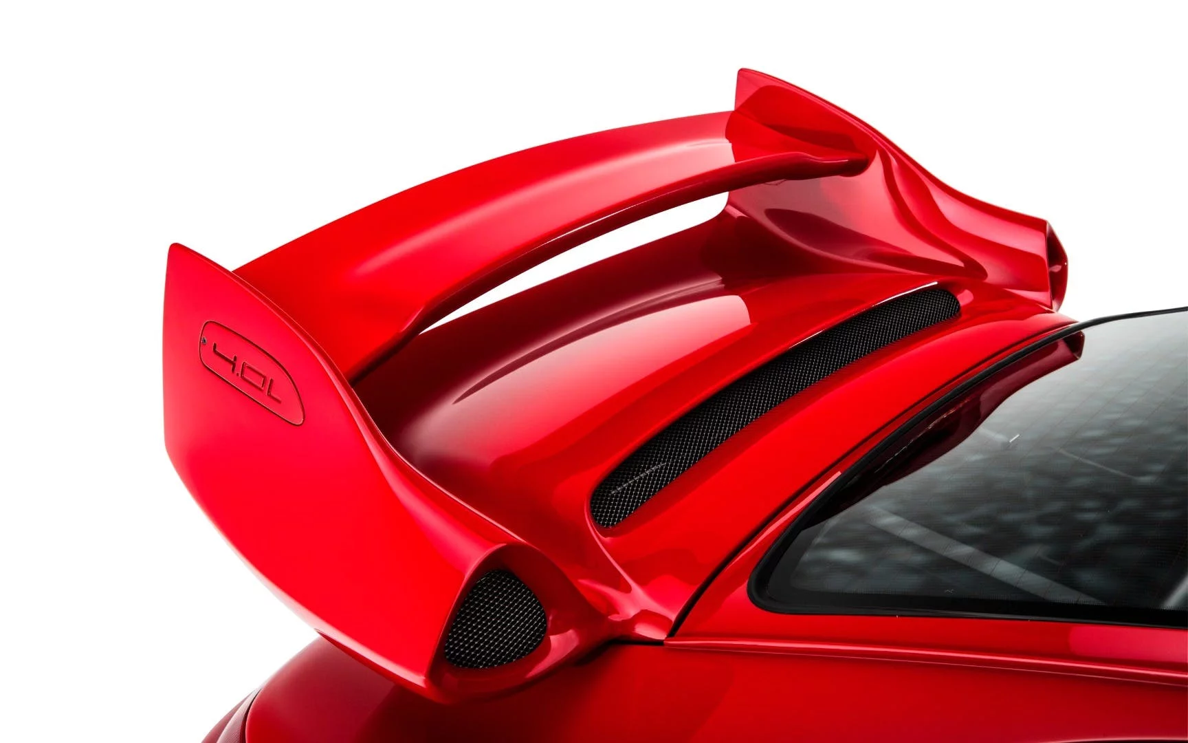 The rear wing on the 400R is made of carbon fiber