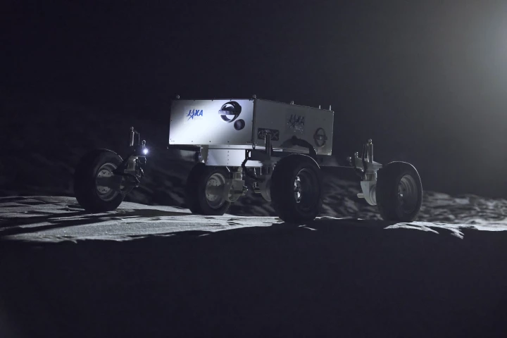 The focus of the research project is to adapt Nissan's e-4ORCE control technology for service on a JAXA lunar rover