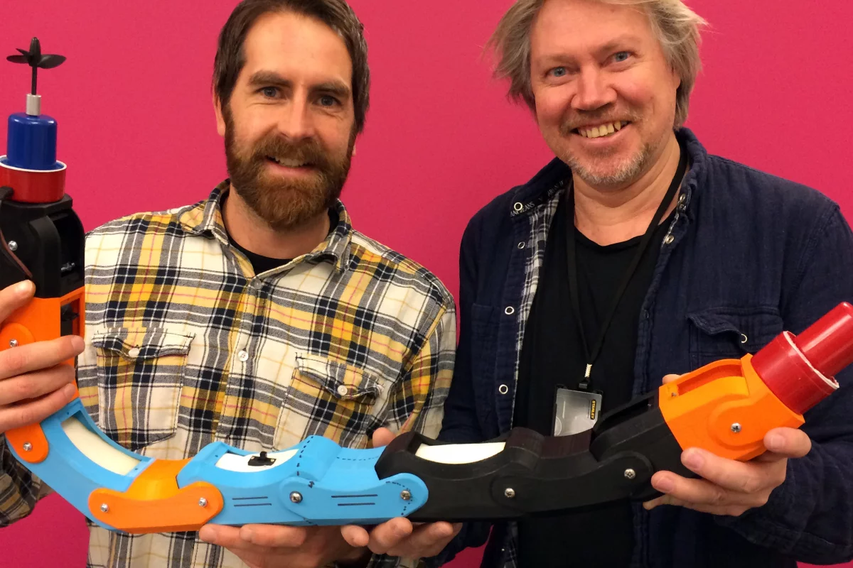 Inventas' Fredrik Lund (left) and SINTEF's Gorm Johansen with the new robot (Photo: Inventas)