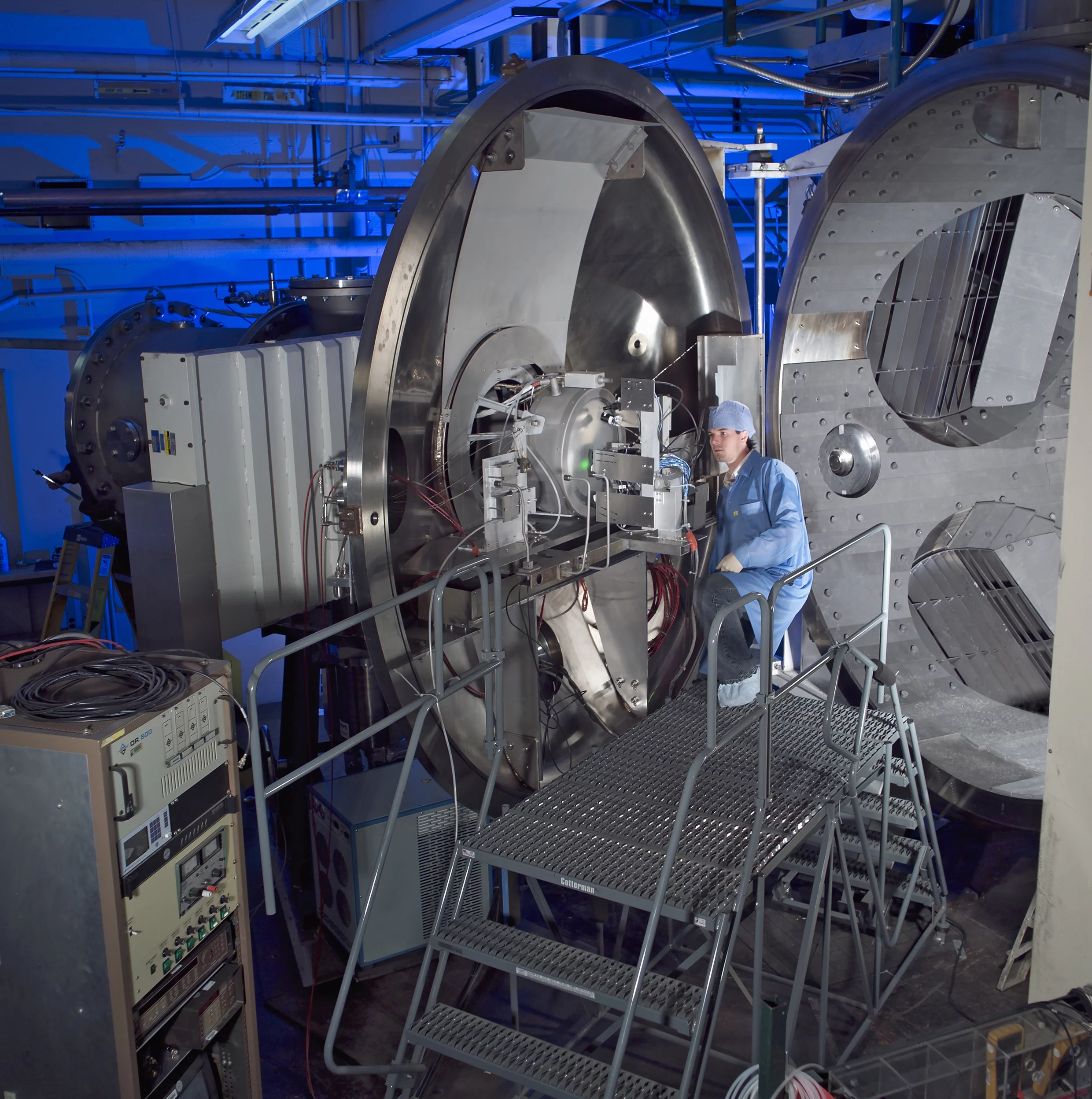 NASA Glenn engineer performs verification tests of the imaging diagnostic suite for assessment of the NEXT engine (Photo: NASA)