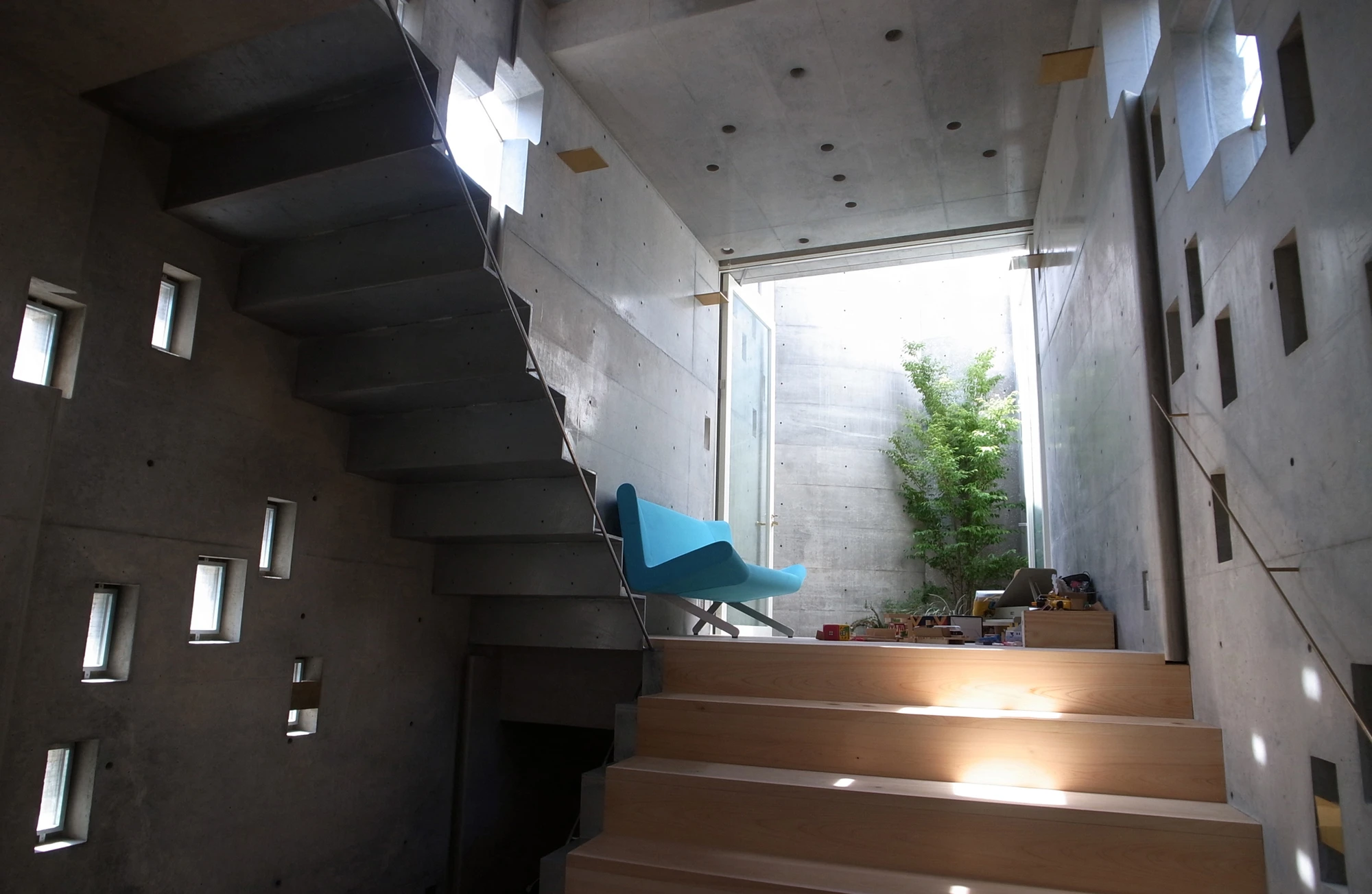 The Wall of Nishihara is roughly-finished on the inside and out (Photo: Sabaoarch)