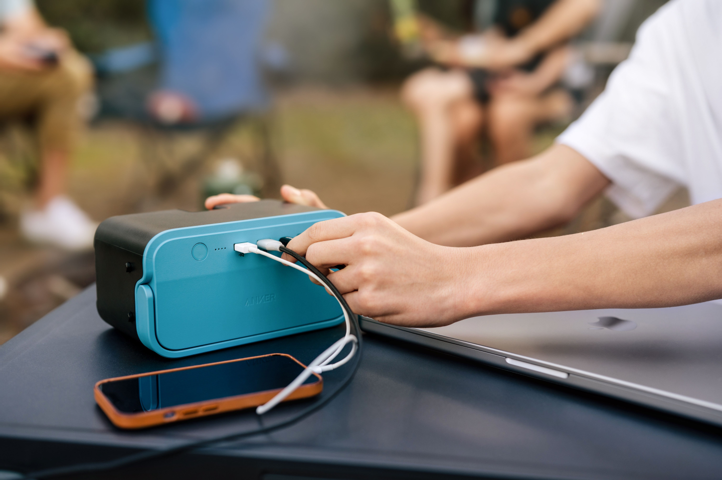EverFrost battery with 3 USB outputs doubles as a portable charging bank