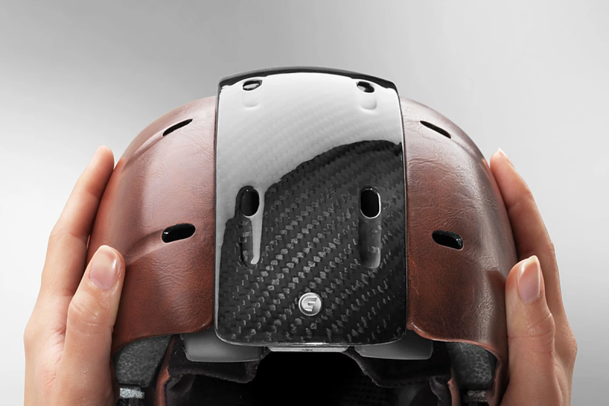 The sides of the Snow Foldable Helmet pull out to match the width of the user's head