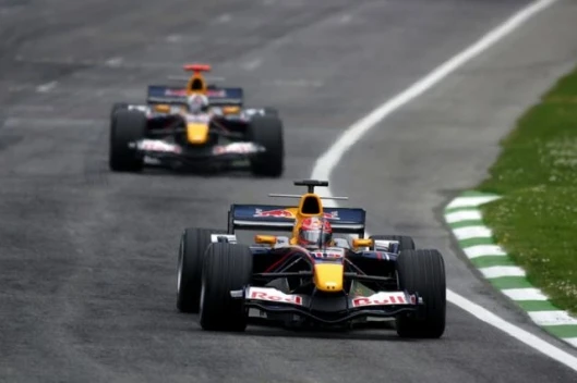 Liuzzi leads Coulthard in the race - had a few more things gone Liuzzi's way, he might have finished in the points.